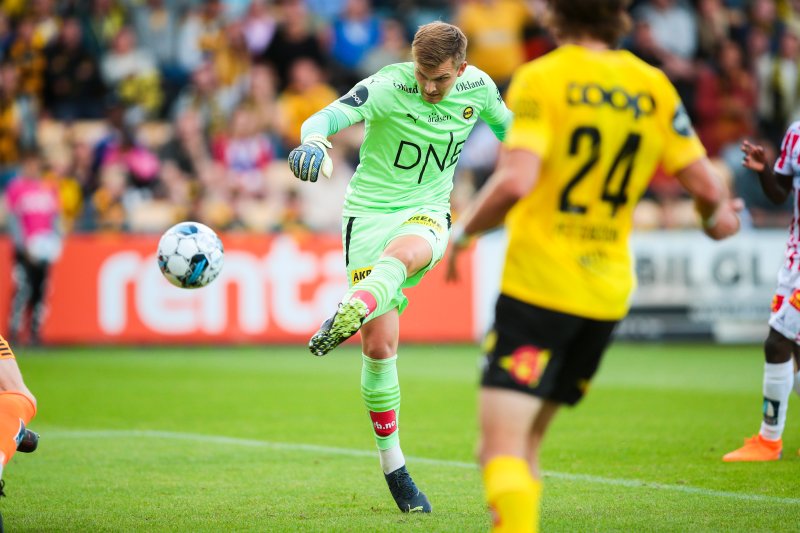 HISTORISK: Mads Hedenstad Christiansen ble den første LSK-keeperen til å score et spillemål da han satte inn 1- 1 mot Tromsø på overtid. Frode Grodås scoret i serien også mot Tromsø i 1991, men på straffespark i 6-1-seieren. Foto: Christoffer Andersen/NTB