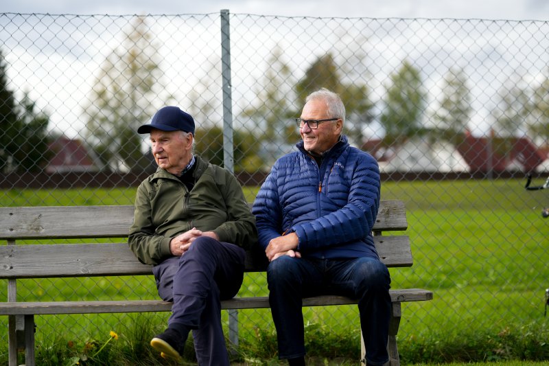 FIKK KRAKK! Asbjørn Finholt og Svein Skoglunn (til høyre) fikk i dag oppfylt sitt ønske om egen krakk på treningsfeltet - takket være LSK-styremedlem Bjørnar Sollie. Foto: Andreas Aalling