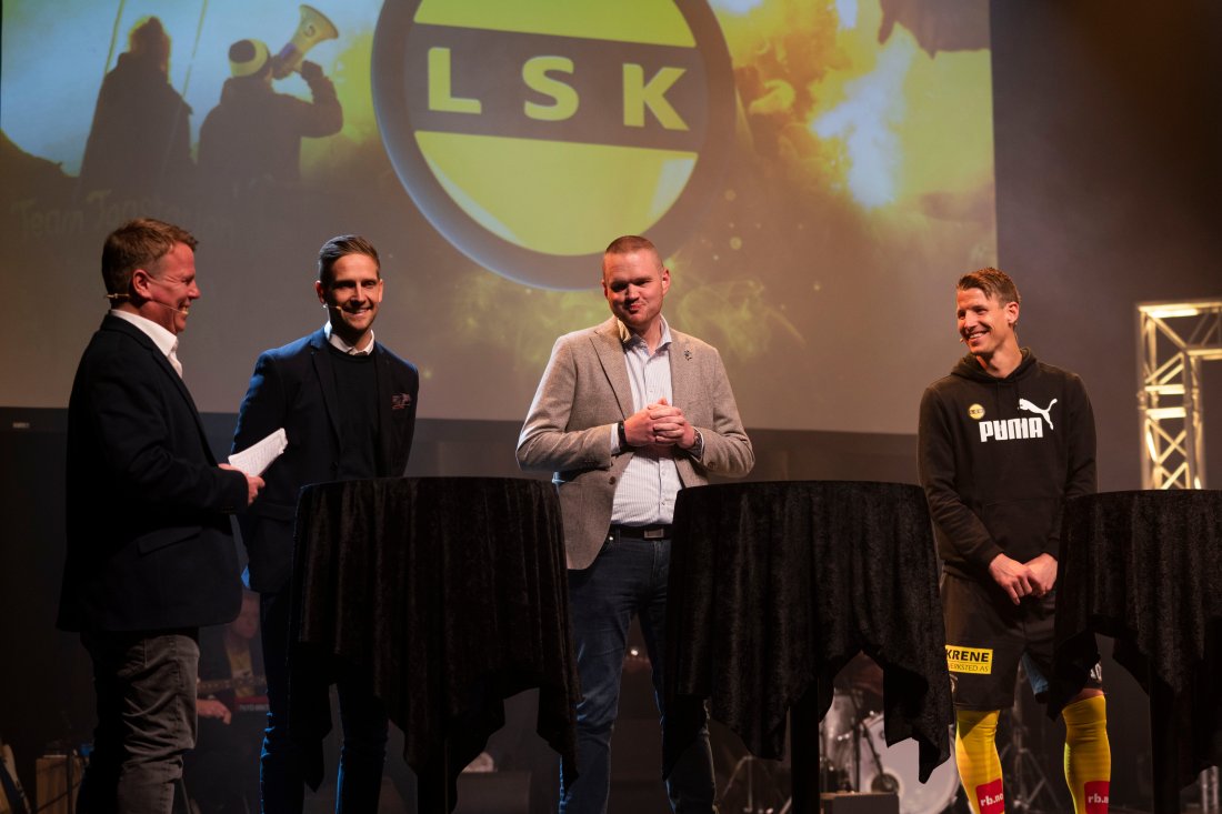 VAR-DEBATT: Toppdommer Espen Eskås, Harde Mottaks Trym Hogner og LSKs Thomas Lehne Olsen diskuterte innføringen av VAR i Eliteserien 2023. Foto: Anne Merete Rodem