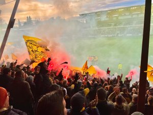 MAGISK STEMNING: Et stort antall Lillestrøm-tilhengere sørget for en fantastisk atmosfære på Briskeby. Foto: KJETIL KOLSRUD