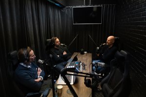 I STUDIO: Ståle Solbakken, lars Raastad og VGs Øyvind Herrebrøden (t.v) snakker om LSK i den siste utgaven av Harde Mottak. FOTO: FREDRIK TYSKEBERG