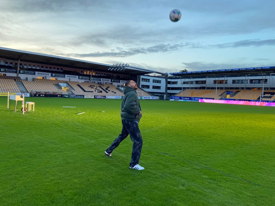 BALLKUNSTNER: Chris Holsten viste at han fortsatt har et bra grep om lærkula ute på Åråsen-gresset. Foto: Morten Stokstad