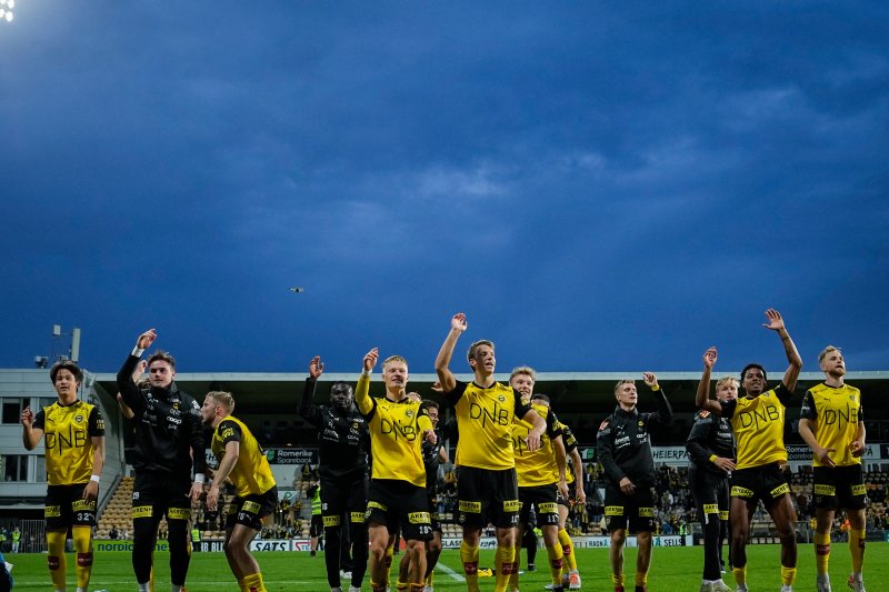 JUBELKVELD: Daniel Skaarud (til venstre) og lagkameratene jublet foran fansen etter 3-0-seieren. Beate Oma Dahle / NTB