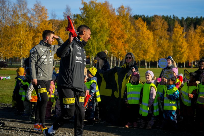 HEIAGJENG: Ruben Gabrielsen og de andre spillerne satte stor pris på barnehage-besøket i fjor. I år blir de enda flere.