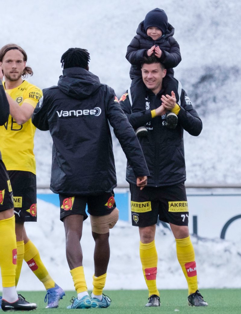 FAMILIEGLEDE: Neo (4) gledet seg stort over pappas to mål og LSKs 4-0-seier over Nardo.