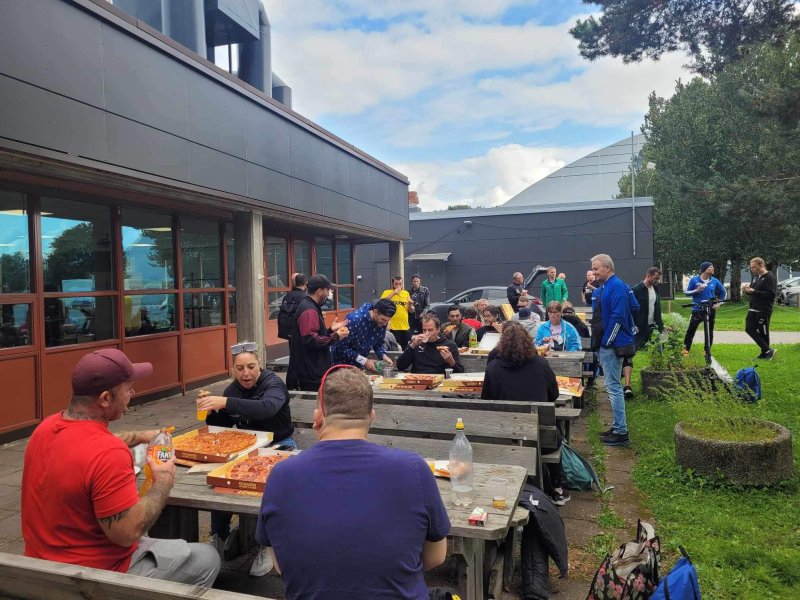 MAT MÅ MAN HA: Etter kampen spiste gatelagene til LSK og Notodden pizza. Foto: Vidar Gundersen