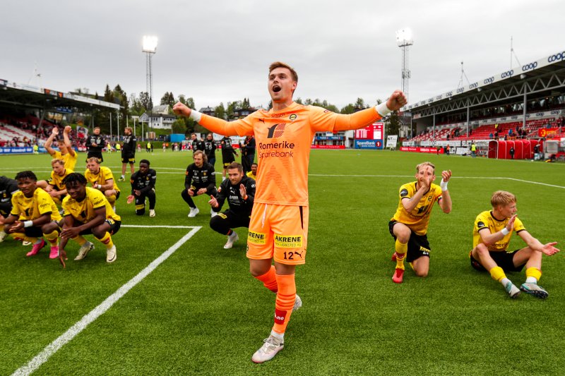 JUBEL I NORD: LSK-spillerne kunne juble etter seier på Romssa Arena. Foto: Rune Stoltz Bertinussen / NTB