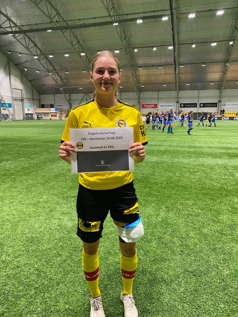 DAGENS KANARIFUGL: Emilie Sagen ble kåret til Lillestrøms beste spiller og fikk et gavekort på 250 kroner fra Eie Eiendomsmegling.