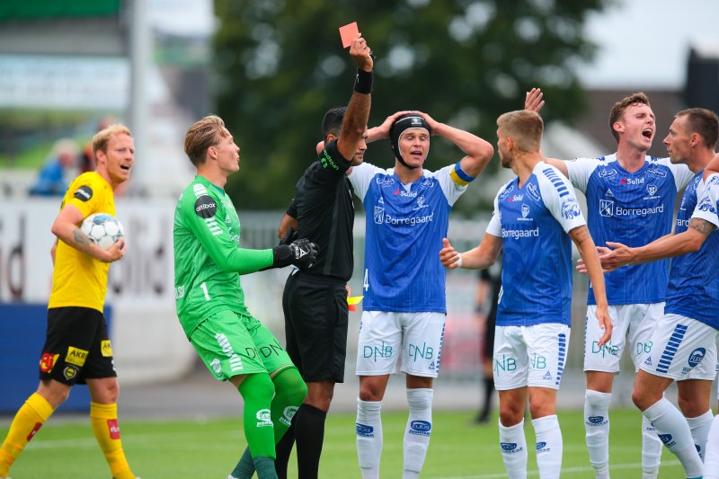 SÅ RØDT: Sarpsborg 08 måtte spille det siste kvarteret med ni mann etter at Anton Saletros fikk to gule kort for protestene på LSKs straffespark. Foto: NTB