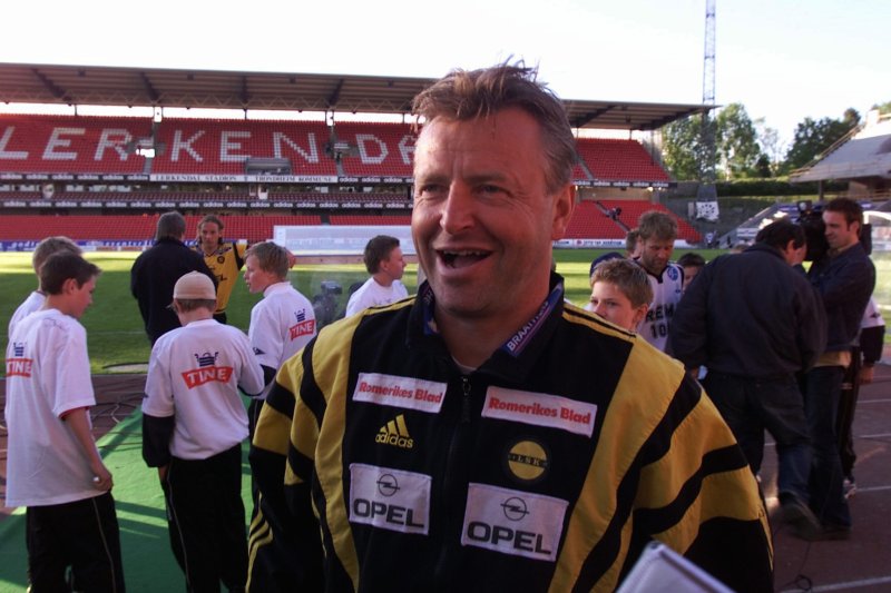 GULLDUELL: RBK ledet 2-0, men LSK kom tilbake og sikret 2-2 på Lerkendal i 2001. Da kunne trener Arne Erlandsen smile. Foto: Gorm Kallestad / NTB