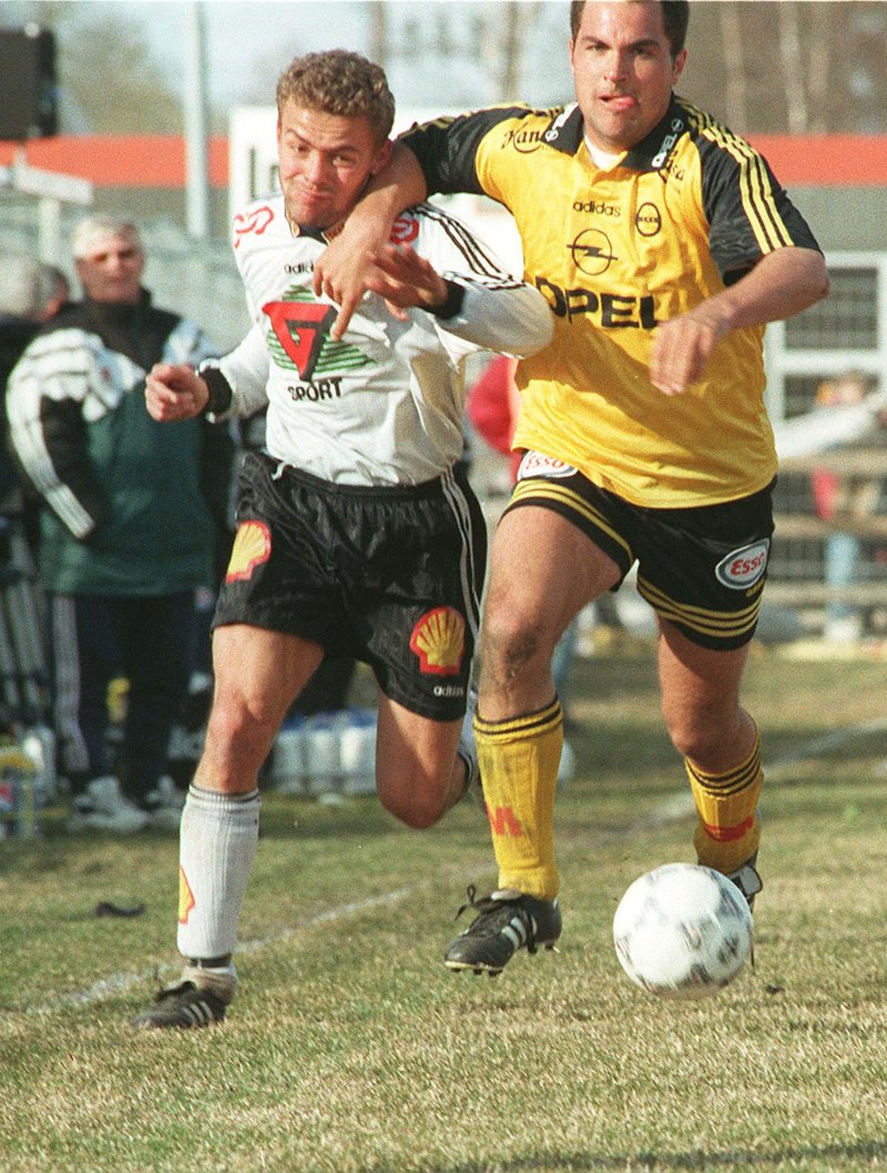 TØFFE TAK: Frank Strandli og LSK slo Vegard Heggem og RBK 2-1 i 1997. Etter kampen hevdet Nils Arne Eggen (i bakgrunnen) at han hadde blitt drapstruet av publikum. Foto: Per Løchen/NTB