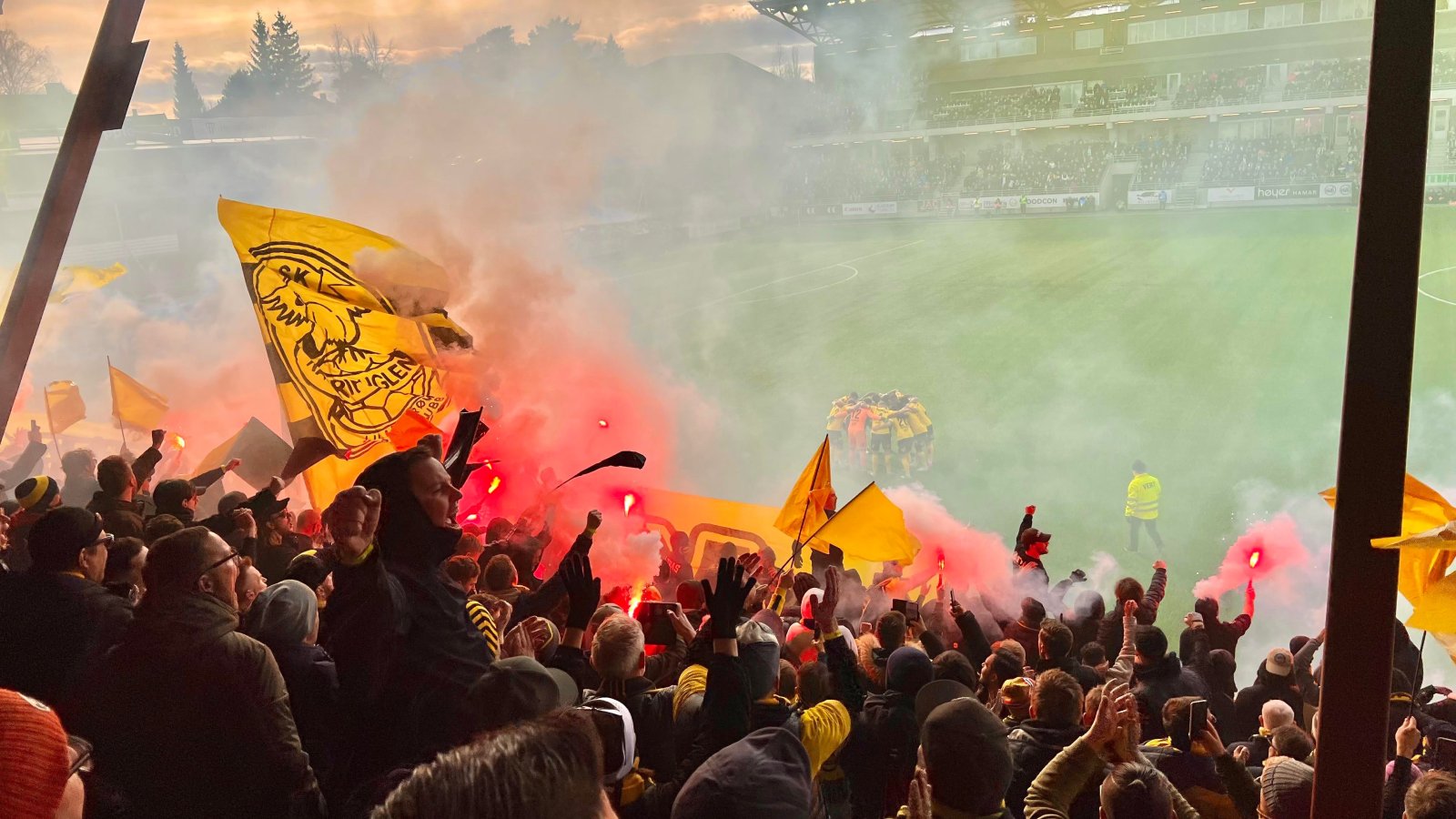 MAGISK STEMNING: Et stort antall Lillestrøm-tilhengere sørget for en fantastisk atmosfære på Briskeby. Foto: KJETIL KOLSRUD