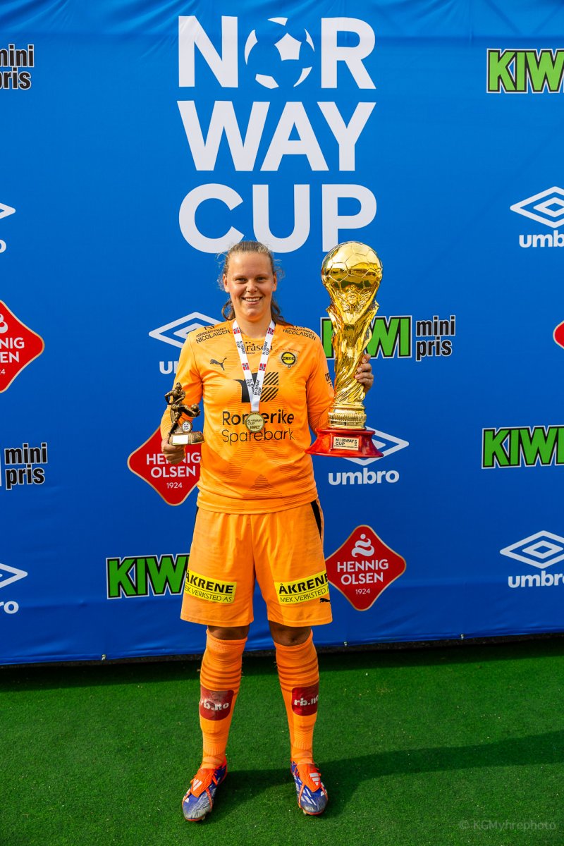 MATCHVINNER: Amanda Karlsen ble den store helten i Norway Cup-finalen med både strafferedninger og scoring.