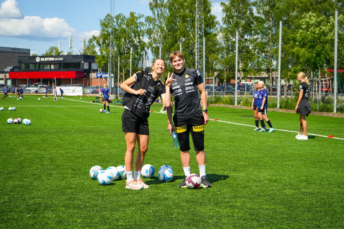 TRIVDES: LSK Kvinner-keeper Cecilie Fiskerstrand og LSKs Lars Ranger syntes det var gøy å besøke Skjetten.