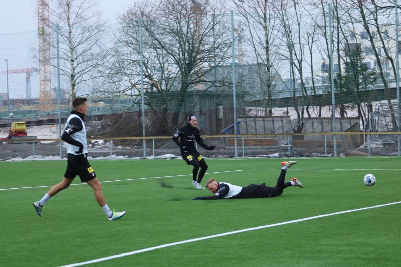 NYTT KUNSTRGRESS: Colin Rösler, Gjermund Åsen, Espen Garnås og de andre LSK-spillerne trener på Rolvsrud denne uka.