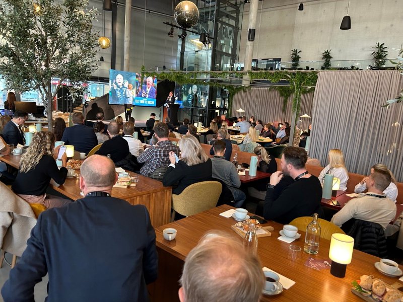 VELLYKKET SPONSORFROKOST: Dag-Eilev Fagermo inntok scenen foran over 100 samarbeidspartnere i NOVA Spektrum.