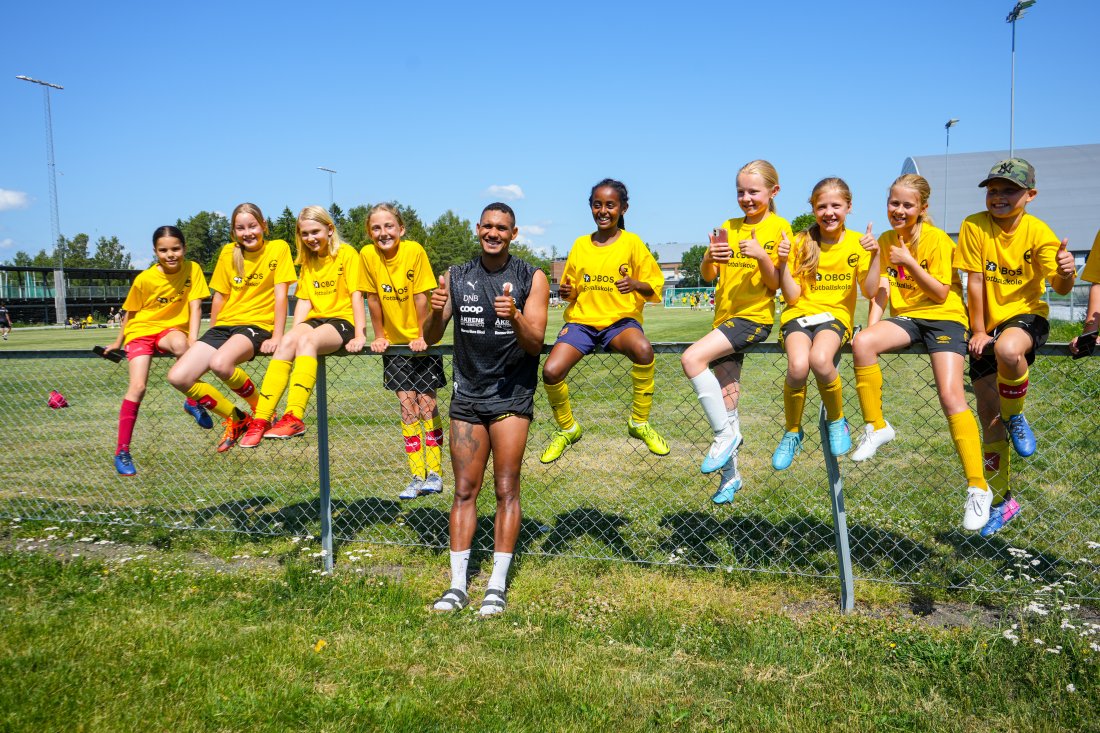 POPULÆR: En av mange populære gjester da Obos Fotballskole startet mandag: Ruben Gabrielsen. Foto: Andreas Aalling