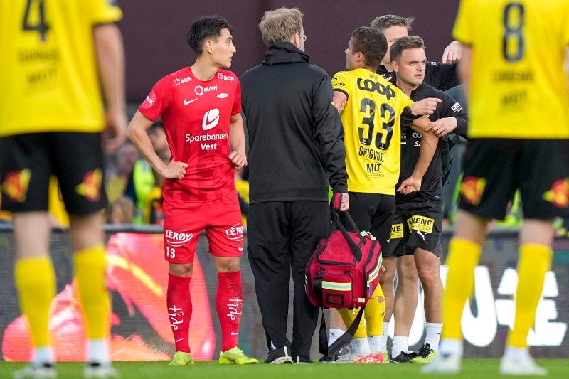 RYGGSKADE: Henrik Skogvold hadde store smerter etter å ha landet på ryggen i søndagens kamp mot Brann. Foto: Beate Oma Dahle/NTB