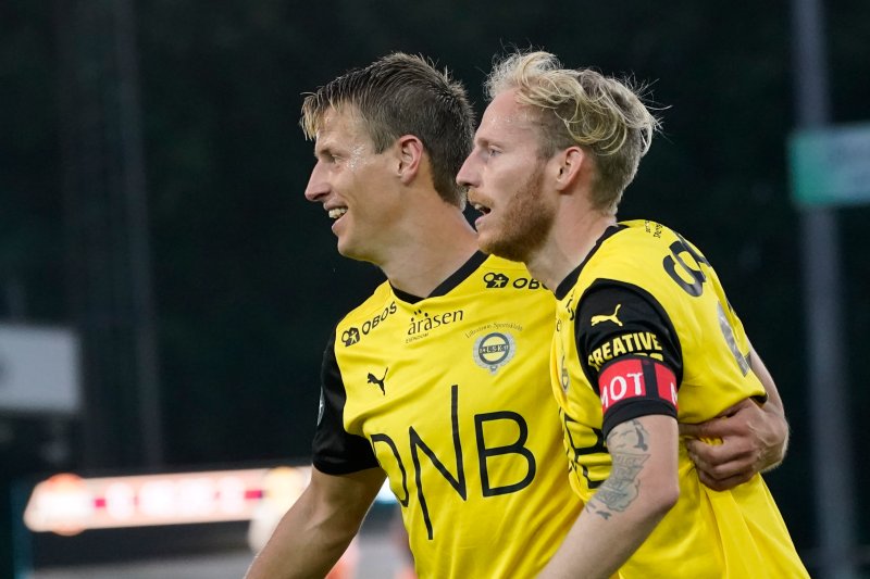 MÅLJUBEL: Målscorer Thomas Lehne Olsen og servitør Gjermund Åsen jubler etter at LSK doblet ledelsen. Foto: Annika Byrde / NTB