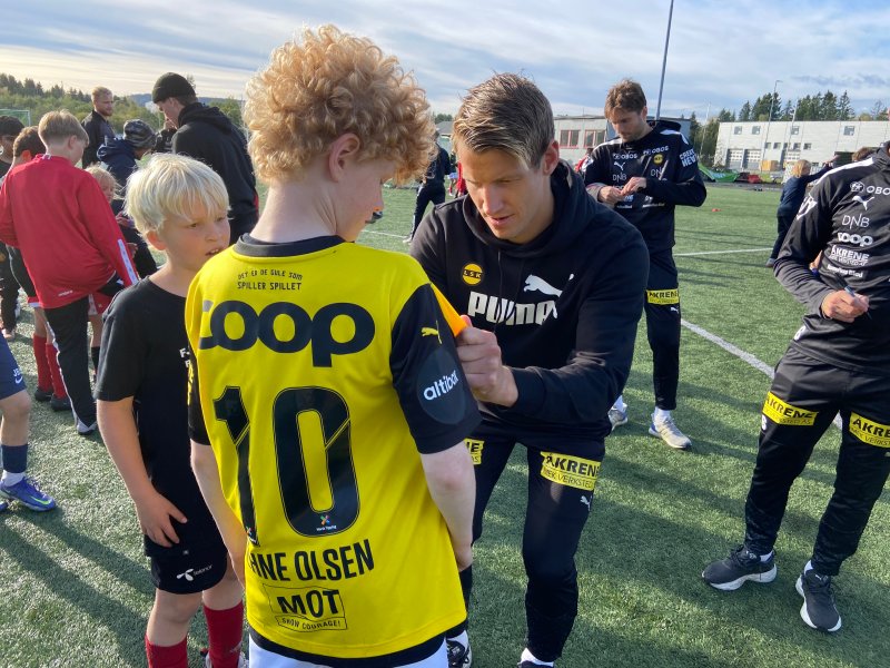 LEHNE-FAN: Thomas Lehne Olsens signatur var et yndet autografobjekt. Foto: Morten Stokstad