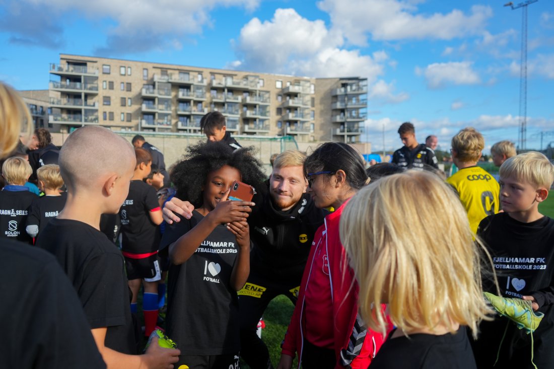 SELFIE: Eskil Edh og de andre LSK-spillerne synes det var gøy å besøke Fjellhamar fotballskole. Foto: Andreas Aalling