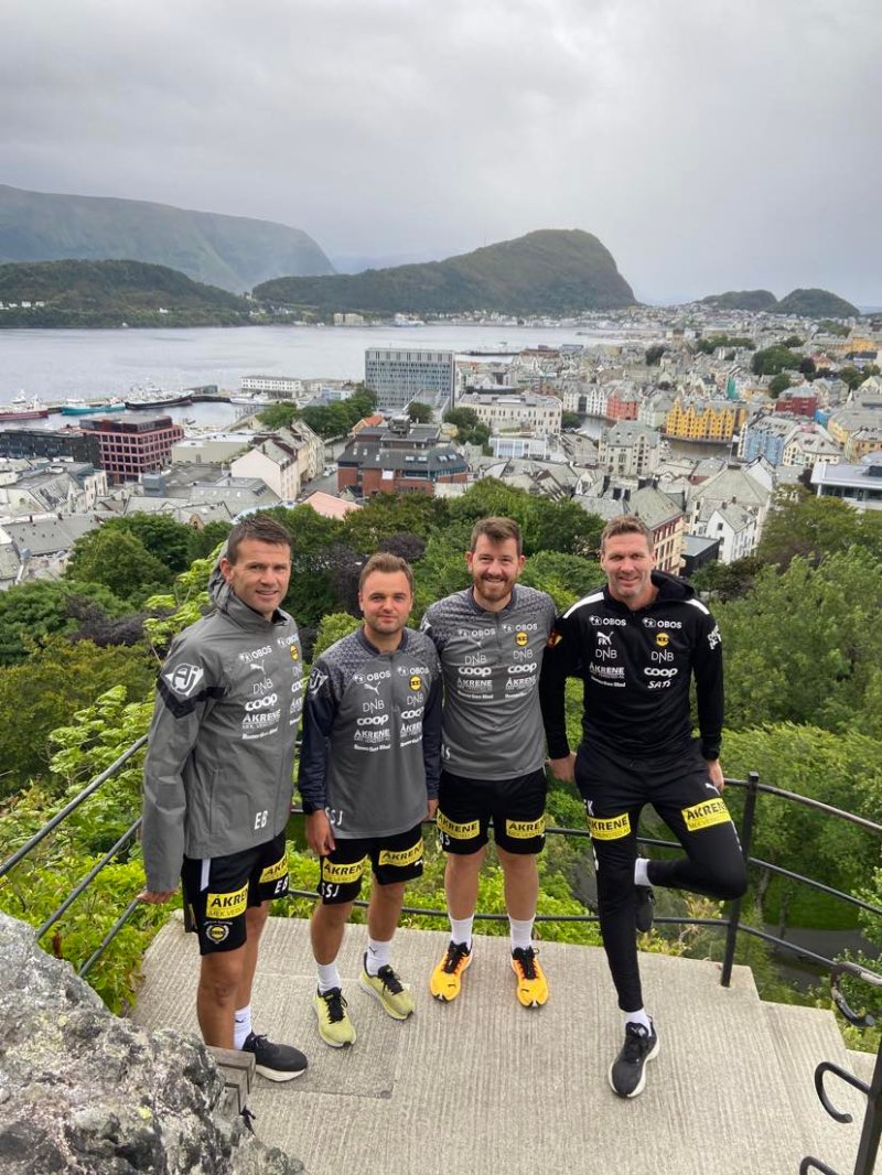 KLATRE-ETAPPE: Støtteapparatet ladet opp til kampen med treningstur over Ålesund. Foto: Morten Stokstad