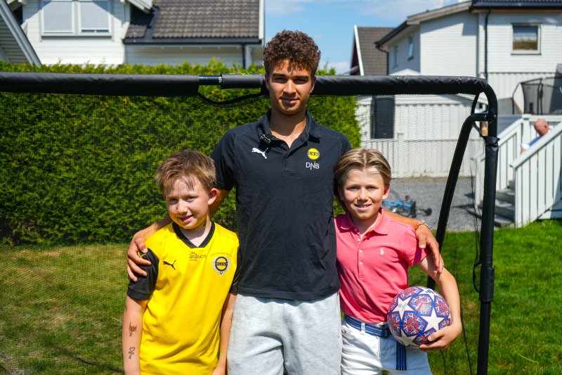 GLEDER FOR STORE OG SMÅ: Sigurd (fra venstre), Henrik og Edvard gleder seg til Romerike Sparebank Fotballskole i uke 32. Foto: Andreas Aalling