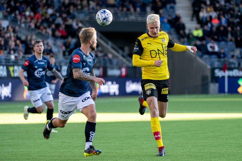 GOD KAMP: Martin Ove Roseth, her i duell med Sander Svendsen, leverte en meget god kamp i serieåpningen før han måtte ut med en hodeskade. Foto: Carina Johansen / NTB