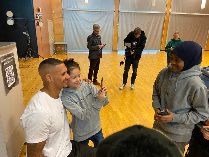 POPULÆR: Ruben Gabrielsen var selvsagt et yndet selfie-objekt på Kjeller skole. Foto: Morten Stokstad