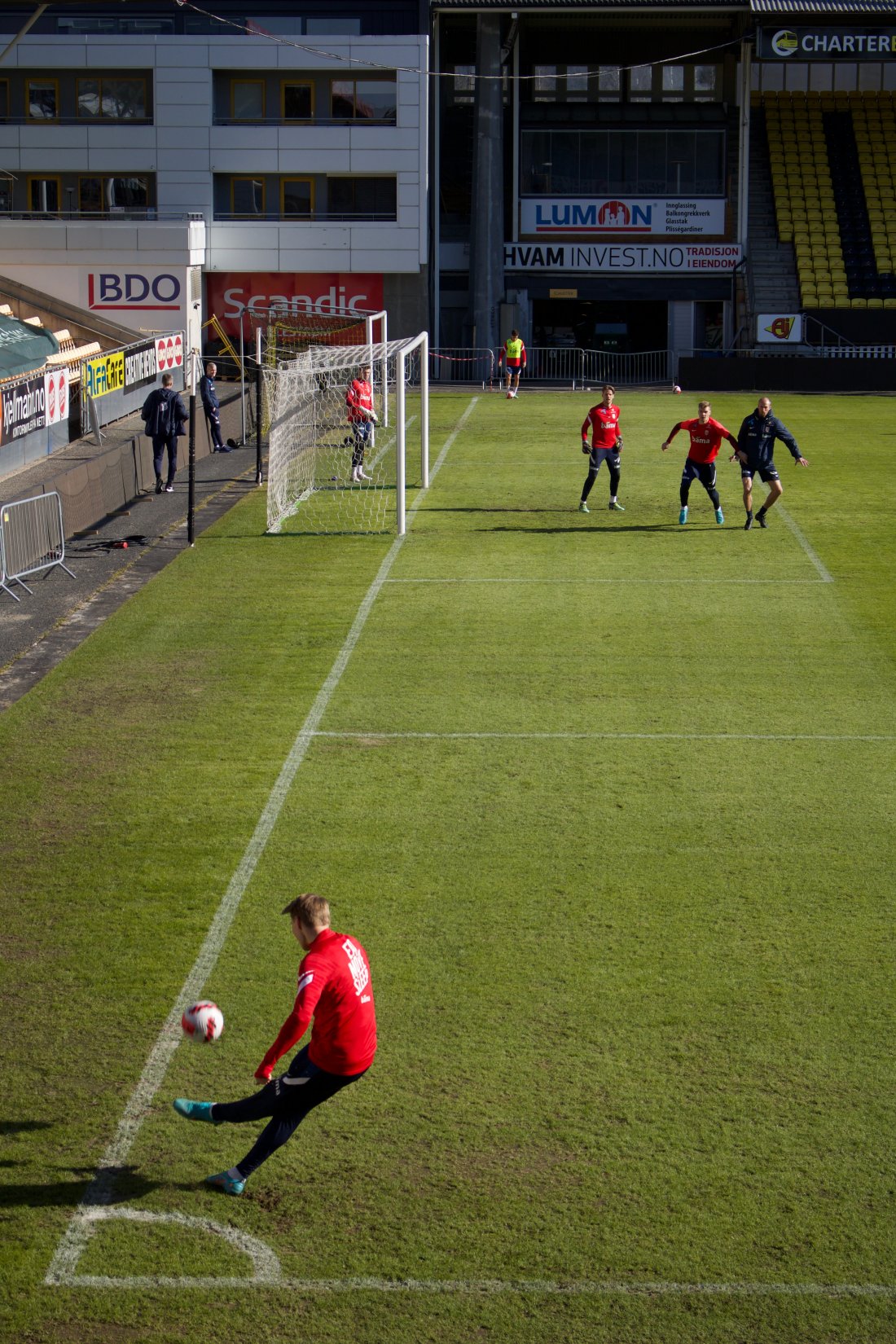 CORNER ER MÅL: Martin Ødegaard tar corner fra venstre.