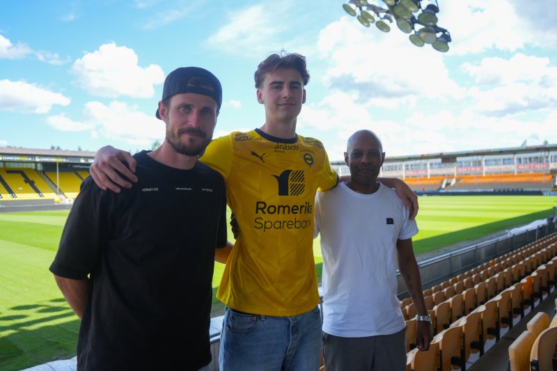 STORT TALENT: Med sine 195 cm har Lucas Svenningsen gode forutsetninger for å lykkes som midtstopper. Agent Håvard Nordtveit - tidligere LSK- og landslagsstopper - og sportssjef Simon Mesfin er glade for at karrieren fortsetter på Åråsen.