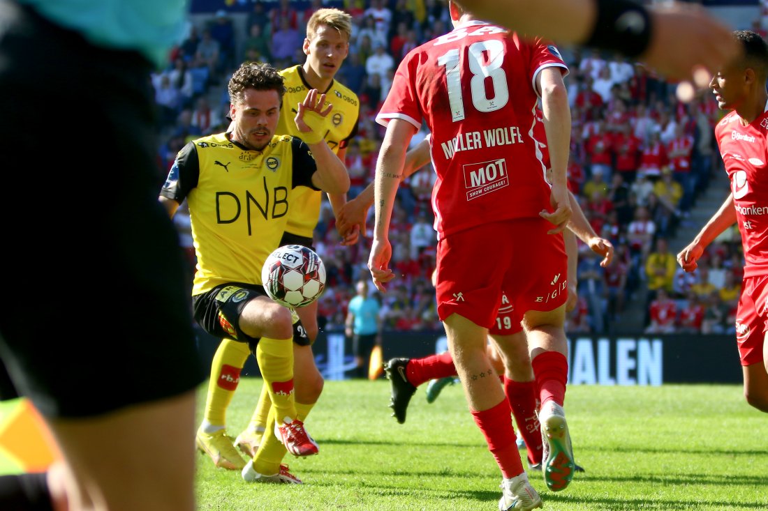 DRIBLER: Tobias Svendsen kom inn i andre omgang og forsøkte å sette fart på LSK. Foto: Elin Hæreid