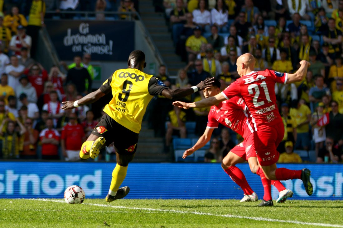 BARE NESTEN: Akor Adams skjøt ballen i mål i andre omgang, men ble avblåst for offside. Foto: Elin Hæreid