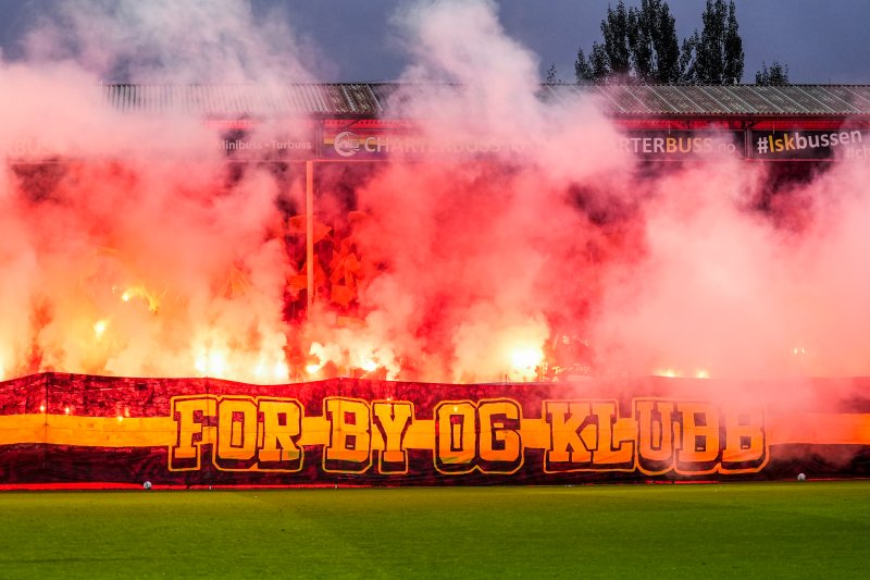 HEFTIG RAMME: Nesten 10 000 tilskuere lagde en fantastisk stemning på Åråsen i klassikeren mot RBK. Foto: Terje Pedersen / NTB