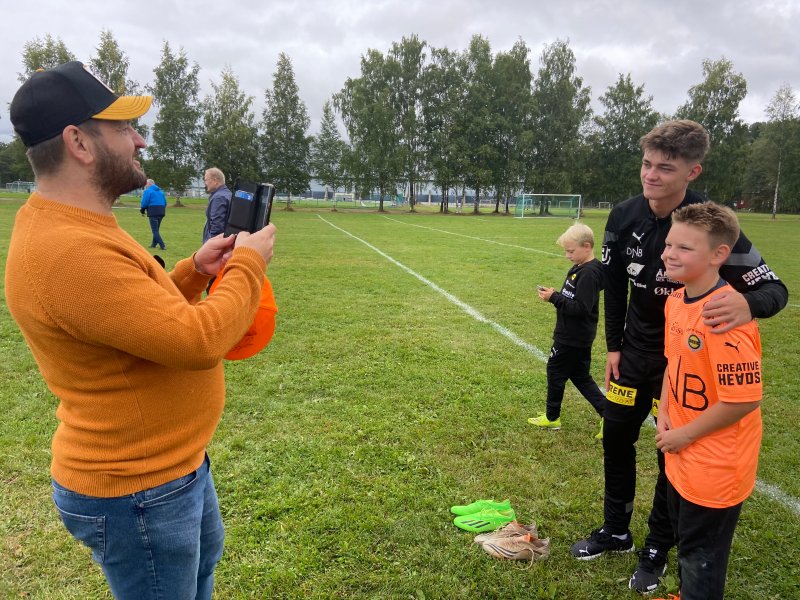 FØRSTE TRENING: Elias Solberg var populær blant tilskuerne etter at han trente med LSK for første gang lørdag. Foto: MORTEN STOKSTAD