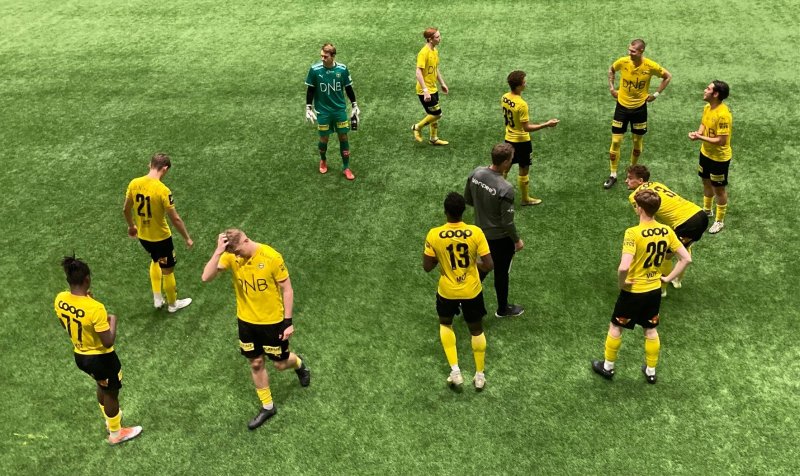 KIPPE OG HANS MENN: Trener Frode Kippe stilte med årets sterkeste LSK 2-startoppstilling, og det ga resultater mot serieleder Strømsgodset 2. (Foto: Arnfinn Fagerli)