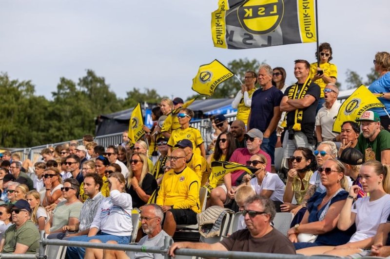 BRA STØTTE: LSK-jentene fikk god støtte fra tribunen under finalen.