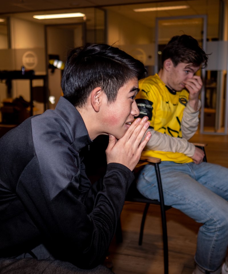 FORTVILET: Her sitter Bao og Oskar og opplever kampene. Bildet oppsummerer...