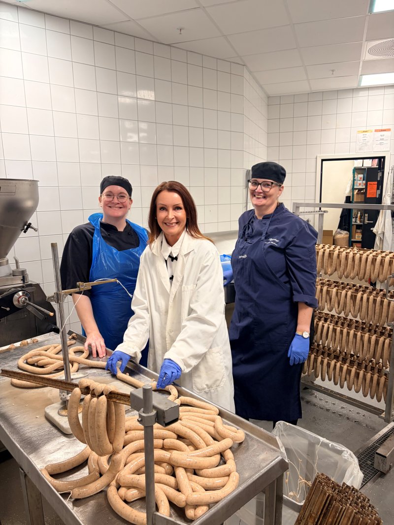​ Kari fikk prøve seg som pølsemaker på besøk hos Rosenberg ​