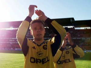 Arild Sundgot takker fansen etter 2-2 borte mot Rosenborg 16. juni 2001
