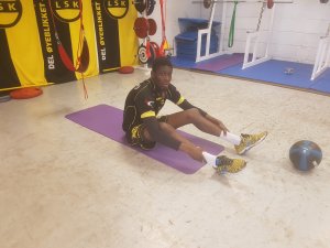 Sheriff Sinyan trener i styrkerommet på Åråsen