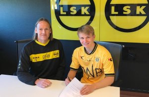 Henrik Loholt Kristiansen signerer