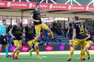 Simen Kind Mikalsen jubler etter scoring mot Sogndal