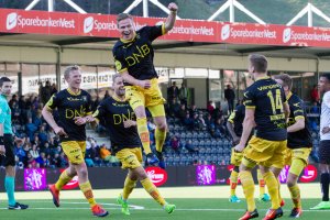 Simen Kind Mikalsen jubler etter scoring mot Sogndal