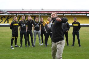 Mats kaster jubileumsdrakten opp på tribunen