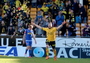 Aleksander Melgalvis jubler etter scoring mot Sandefjord