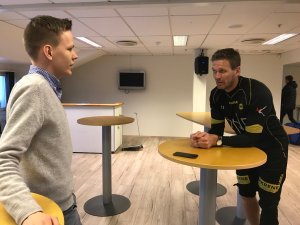 TILBAKE I TRENING: Frode Kippe fikk en ekstra feriedag, og var på sin første trening for året torsdag. Her er intervjues han av Ole-Martin Andersen - som er i journalistpraksis i Lillestrøm Sportsklubb i januar og februar.