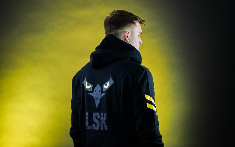 Mads Hedenstad Christiansen viser frem de lekre detaljene på genserens rygg. Foto: Mathias Dulsrud