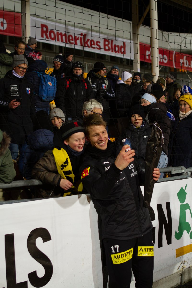 POPULÆR: Thomas Lehne Olsen var en svært populær mann blant de mange tilreisende fra Moelven Idrettslag. Foto: Fredrik Tyskeberget