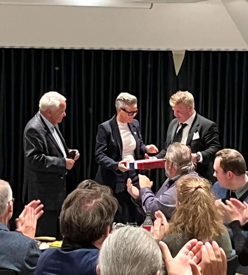 HYLLET LSK UNIFIED: Tidligere fotballpresident Per Ravn Omdal var hemmelig gjest på jubileumet og vippset 5000 kroner, og Kristine Skuland Nilsen representerte NFF.